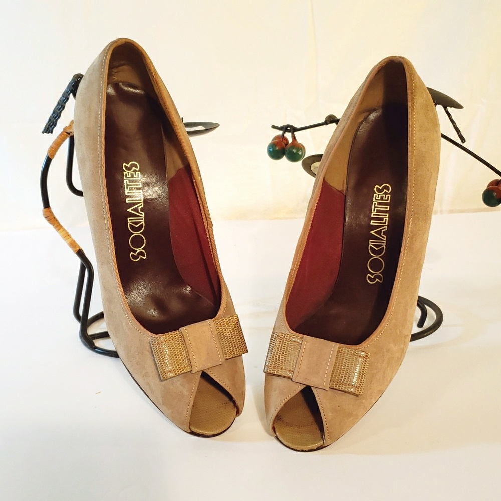 Womens Tan suede pumps